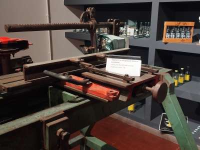 Anna ci mostra anche la tagliatrice che negli anni 50 creava le etichette che venivano incollate alle bottiglie, progettata e costruita da Alfredo Avena per rispondere all'obbligo di legge di inserire la data di scadenza